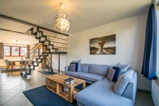 Een recent, ruim en energiezuinig (EPC: B) duplex-appartement met oa. 3 slaapkamers, een knap zuid-terras en grote garage met sectionale poort...