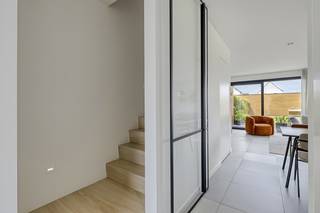 deze recente, instapklare energiezuinige woning in halfopen bebouwing bevindt zich in een rustige woonwijk in Boutersem. De woning biedt heel aangename, heldere en open leefruimtes op het gelijkvloers en 3 kamers op de verdieping. Achteraan en naast de woning is er een volledig omheinde en aangelegde tuin met terras en tuinhuis, die uitkijkt op de omliggende velden.
Omvattende:
Gelijkvloers: inkomhal, open leefruimte, keuken, berging en wasplaats, toiletruimte
Eerste verdieping: nachthal, 3 slaapkamers, badkamer, toiletruimte
Oprit, terras en tuin: aangelegde oprit voor 2 wagens, omheinde tuin met terras en tuinhuis
Ligging: de woning bevindt zich in een rustige woonwijk die grenst aan agrarisch gebied. Alle faciliteiten bevinden zich in de nabije omgeving. Bushaltes zijn vlakbij, het station van Vertrijk bevindt zich op 1,5 km en de aansluiting met de E40 is op een 3-tal km rijden.
https://www.itimmo.be/eyckeveld-36-3370-boutersem
De beschikbaarheid van deze woning is onderling overeen te komen.