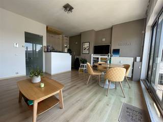 <p>Idéalement situé dans la Brusselsestraat, en plein cœur du centre animé de Louvain, ce charmant appartement se trouve au quatrième étage. Grâce à sa position en hauteur, vous bénéficiez d'une belle luminosité et d'une sensation d'espace et d'ouverture. L'agréable pièce à vivre communique avec la cuisine et donne accès à une terrasse merveilleusement spacieuse, l'endroit idéal pour se détendre ou profiter d'un moment ensoleillé en toute tranquillité.</p><p>L'appartement dispose d'une chambre spacieuse et d'une deuxième pièce actuellement aménagée en bureau, mais qui peut également parfaitement servir de deuxième chambre compacte, de dressing ou d'atelier de loisirs. La salle de bains est équipée de branchements pour une machine à laver et un sèche-linge, tandis que les toilettes séparées offrent un confort supplémentaire.</p><p>Avec son emplacement central, sa lumière naturelle abondante, son agencement pratique et son agréable espace extérieur, cet appartement est un excellent choix pour ceux qui recherchent un cadre de vie confortable au cœur de Louvain, à quelques pas des commerces, des restaurants, des transports en commun et de l'université.</p><p>Vous souhaitez visiter les lieux ou simplement obtenir plus d'informations ? Avec plaisir ! Envoyez-nous un e-mail à : verhuur@connect-immo.be ou n’hésitez pas à appeler le 0470 59 65 44 <br />Prix : 1 200 €/mois + 200 € de charges + électricité/Internet à souscrire à titre privé.<br />Disponible à partir du 15 septembre<br />étage supérieur</p>