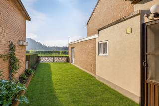 <span><strong>**Op te frissen woning te Lubbeek**<br /></strong></span><span><strong>Beelden zijn renders van hoe de ruimte zou kunnen zijn na renovatie. </strong></span><br /><br />Op een <strong>perceel van 1a84ca </strong>bieden wij u deze <strong>halfopen bebouwing</strong> aan. De woning is op heden perfect instapklaar maar kan mits enkele opfrissingen een moderne uitstraling verkrijgen. De woning is gelegen in de <strong>Sint-Maartensdal buurt te Lubbeek</strong> dewelke gekend is als een zeer levendige gemeente met veel voorzieningen, winkels en handelaars. <br /><br />Op de gelijkvloerse verdieping kan je een leefruimte en keuken vinden. Bijkomend een berging en een eerste badkamer die vernieuwd werd in 2018. De woning omvat <strong>drie slaapkamers </strong>en een <strong>tweede badkamer</strong> dewelke te vinden zijn op de eerste verdieping. Naast de mogelijkheid om de zolder om te vormen tot een extra slaapkamer of een hobbyruimte, biedt de woning ook de kans om uit te breiden boven de garage. Op deze basis ben je in de mogelijkheid extra bewoonbare oppervlakte te creëren. <br /><br />De woning is gedeeltelijk onderkelderd en heeft een <strong>garage,</strong> ideaal als opbergruimte en het parkeren van uw wagen en de fietsen.<br /><br /><span><strong>Meer informatie of een bezoek ter plaatse? Dat kan! Contacteer onze vastgoedmakelaar Jacky: jacky@connect-immo.be - 0495 53 46 49.</strong></span><br /><br />EPC: 598 kWh/m² -UC: 3406176 - label F - Renovatieverplichting!<br />Wgld-Gdv-Gvv-Gvkr