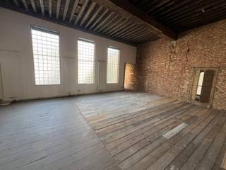 <strong>Kantoor te huur - Hoogstraat n° 64 - 1000 Brussel.</strong><br />Deze kantoren zijn gelegen in een bruisende wijk.<br />Op 150 meter van de Zavel / Sablon en op loopafstand van de wijk Marollen.<br /><strong>180 m2</strong> gelegen op eerste verdieping van dit karaktervolle gebouw. 25 m2 terras<br />Contact: info@investinrealestate.be<br />Tel. 0476/76.40.47