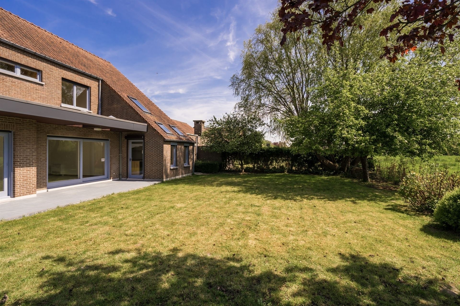 Ruime villa met 6 slaapkamers, zonnige tuin, 2 garages en oprit in rustige woonwijk te Lier - foto 4