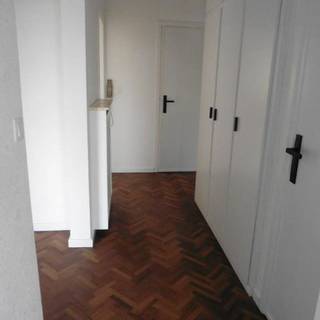 In het gezellige Wilrijk ligt dit gerenoveerde tweeslaapkamer appartement. Park Van Eden en het Fort van Wilrijk liggen op wandel- en fietsafstand. Bovendien is er een vlotte verbinding door de nabijheid van de A12 en de Antwerpse Ring. <br /><br />Het appartement is recent gerenoveerd en gelegen op de tweede verdieping (zonder lift) van een kleinschalig gebouw. Binnenkomen doe je via de ruime inkomhal met ingemaakte kasten. Verder kom je in de lichte woonkamer op parket met aansluitend de uitgeruste keuken (vaatwasser, kookvuur, dampkap, koelkast, diepvries en oven). Vooraan is een terras waar je kan genieten van de aankomende zomerdagen. Verder beschikt het appartement over twee ruime slaapkamers, een badkamer met ligbad en douche, berging en een apart toilet. <br /><br />Bijzonderheden:<br />Onmiddellijk beschikbaar<br />Garagebox verplicht bijhuren: 100,00 €/maand<br />Maandelijkse kosten: 50 €/maand (incl. water)<br />Gas en elektriciteit met eigen meters<br />EPC: 168kWh (label B)<br />Vraag uw bezoek aan via: https://mijnhuurprofiel.be/property/6ea93e51-75bb-4491-ab26-2d7d59a222dc