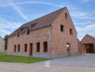 <p><span>Nieuwbouw woning in een landelijke stijl in een groene omgeving.</span></p><p><span> </span></p><p><span>In het idyllische Roborst verrijzen drie prachtige gezinswoningen waar authenticiteit en duurzaamheid hand in hand gaan. Ruimte, licht, energiezuinig en een hoogwaardige afwerking zorgen voor zorgeloos wooncomfort op een uitzonderlijke locatie. Mogelijkheid tot aankoop onder 6% BTW. Interesse om modern te wonen in een landelijke omgeving? Ontdek als eerste alle plannen en mogelijkheden, én contacteer ons vandaag nog..Ondertussen nog SLECHTS 1 WONING beschikbaar !</span></p><p><span> </span></p>