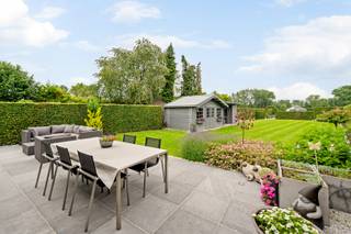 Op zoek naar een instapklare woning met karakter, ruimte en hedendaags comfort? Deze charmante open bebouwing werd volledig gerenoveerd vanaf 2013 en combineert een warme uitstraling met kwalitatieve afwerking en een uitzonderlijke ligging op een perceel van 10 are.<br /><br />De recent gerenoveerde aanbouw (± 1 jaar geleden) zorgt voor extra wooncomfort. De kwalitatieve keuken is uitgerust met een granieten werkblad, een Boretti-gasfornuis en een Amerikaanse koelkast. Doorheen de woning vindt u tal van ingemaakte kasten, waardoor bergruimte nooit een probleem is. Ook de raamdecoratie is inbegrepen.<br /><br />Qua comfort is deze woning volledig uitgerust met centrale verwarming op aardgas, airconditioning, een gezellige haard, een Verisure-alarmsysteem, zonnepanelen en rolluiken op de dakvensters. Dankzij deze voorzieningen geniet u van een energiezuinige en veilige woonomgeving (EPC C).<br /><br />Buiten geniet u van een stijlvol terras in blauwe steen en een prachtig, open zicht op het omliggende groen. Naast de garage beschikt deze woning over een carport die een extra overdekte parkeergelegenheid biedt. Achteraan is er een plaats voorzien voor het stallen van een aanhangwagen, deze is toegankelijk via een private weg. <br /><br />Een unieke kans voor wie op zoek is naar een verzorgde woning met charme, privacy, hoogwaardige afwerking en een uitzonderlijke buitenbeleving.<br /><br />Meer info: arno@woonvast.be of 0478 44 20 90