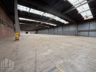 Magazijnruimte van 2.000 m² te koop, gelegen op een zeer gunstige locatie in Eeklo nabij de <strong>N9 </strong>en op slechts 5 minuten van de <strong>E34</strong>. Dankzij deze uitstekende bereikbaarheid zijn onder meer Gent, Antwerpen, Brugge en de kust (haven van Zeebrugge) vlot bereikbaar, kortom bijzonder geschikt voor productie-, logistieke en distributieactiviteiten. <br /><br />Het bedrijfsgebouw beschikt over ruime magazijn- en productieruimtes. De <strong>mogelijkheden zijn bijzonder uitgebreid</strong>, waarbij de gewenste oppervlakte volledig op maat van uw onderneming kan worden voorzien. Zo kan de beschikbare ruimte worden afgestemd op de specifieke noden en de gewenste invulling van uw activiteiten. Zowel grotere als kleinere <strong>oppervlaktes zijn bespreekbaar.</strong><br /><br />Interesse of wenst u meer informatie? Contacteer <strong>Giel </strong>voor bijkomende (technische) inlichtingen, plannen of een vrijblijvend plaatsbezoek via 0477 02 09 02.