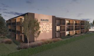 Dit gloednieuwe complex omvat <strong>50 smaakvol afgewerkte appartementen</strong>, verdeeld over het gelijkvloers en twee verdiepingen. Elk appartement is tot in de kleinste details ingericht en volledig afgewerkt.<br />Met slaapplaats voor 4 tot 6 personen, zonnige terrassen, 39 parkeerplaatsen en een fietsenstalling, is dit project ontworpen om zowel comfort als rendement te maximaliseren.<br />De appartementen bestaan uit drie verschillende types, waarvan de plannen alsook aanvullende documentatie, zoals de verdiepingsplannen, het lastenboek en de brochure, beschikbaar zijn via Caenen.be onder 'Downloads' bij het project.<br /><br /><u>Slim investeren met zorgeloos verhuurbeheer:</u><br />Wat Residentie <strong>Naudi</strong> onderscheidt, is het unieke <strong>verhuurconcept</strong> onder centraal beheer. Een ervaren team neemt zowel het property management als revenue management op zich, zodat u zonder zorgen geniet van uw investering.<br />Bovendien profiteert u als eigenaar van drie weken gratis privégebruik per jaar, waardoor uw vastgoed niet alleen financieel aantrekkelijk is, maar ook een plek biedt voor persoonlijke ontspanning.<br /><br /><u>Belastingsvoordelen en groeipotentieel:</u><br />Een belangrijke meerwaarde van dit project is de mogelijkheid tot <strong>volledige BTW-recuperatie</strong>, wat uw rendement aanzienlijk verhoogt.<br />Daarnaast maakt de strategische ligging in Nieuwpoort deze investering extra interessant: een dynamische vastgoedmarkt gecombineerd met een toeristische hotspot die het hele jaar door bezoekers aantrekt.<br /><br /><u>Duurzaam, modern en energiezuinig:</u><br />Residentie <strong>Naudi</strong> is ontworpen met oog voor hedendaagse architectuur en duurzame materialen. Strakke gevels met warme accenten (Rockpanel), <strong>ruime terrassen</strong> en een doordachte indeling zorgen voor een moderne uitstraling en optimaal <strong>comfort</strong>.<br />Alle appartementen zijn <strong>hoogwaardig afgewerkt en volledig gemeubileerd, inclusief schilderwerken en alle benodigdheden</strong> zoals deco, keukengerei, lakens en handdoeken.<br />Daarnaast zijn ze uitgerust met vloerverwarming, zonnepanelen en <strong>geothermische warmtepompen</strong>, wat resulteert in een <strong>energiezuinig </strong>verblijf (E-peil 20). <br />Als extra voordeel door het behalen van E-peil 20, heeft u als eigenaar voor 5 jaar lang 50% vermindering op de onroerende voorheffing.<br /><br /><u>Nieuwpoort: een locatie met blijvende waarde:</u><br />Met een <strong>prachtige kustlijn</strong>, levendige winkelstraten, gezellige horecazaken en een rijke cultuur, biedt Nieuwpoort een ideale mix van ontspanning en recreatie. Op wandelafstand van uw appartement vindt u een breed zandstrand, hippe boetieks en diverse vrijetijdsmogelijkheden. Dankzij de voortdurende populariteit van de Belgische kust blijft vastgoed in deze regio een waardevolle investering.<br /><br /><br /><strong>Naudi</strong> combineert een aantrekkelijke vastgoedbelegging met een zorgeloos verhuurbeheer en instapklaar comfort.<br />Profiteer van deze unieke kans om uw vermogen te laten groeien in een bloeiende kuststad waar het hele jaar door iets te beleven valt.<br /><br /><strong>Invest smart, Invest Naudi.</strong>
<ul>
<li>Bezoek Caenen Nieuwpoort voor meer informatie en vraag de rendementsberekening op.</li>
<li>De aanschaf van een parkeerplaats is een vereiste bij de aankoop van een appartement.</li>
</ul>