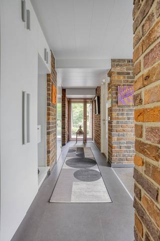 Deze instapklare gelijkvloerse villa is gelegen in de rustige en residentiële Europawijk te Mol, omgeven door natuur en op korte afstand van...
