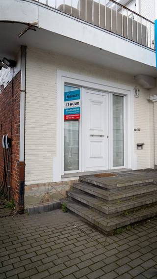 TE HUUR - 900 EURO/MaandHet appartement beschikt over twee slaapkamers, waaronder een ruime hoofdslaapkamer, en een volledig uitgeruste badkamer...