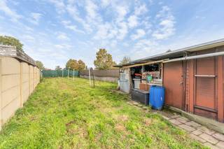 🏡 Volledig te renoveren woning in het centrum van Rotem – Haagstraat 22<br /><br />In het centrum van Rotem bevindt zich deze volledig te renoveren woning met een bewoonbare oppervlakte van ca. 202 m², gelegen op een perceel van 3,5 are.<br /><br />De woning biedt heel wat mogelijkheden voor wie op zoek is naar een renovatieproject en deze volledig naar eigen smaak en wensen wil inrichten.<br />Achteraan bevinden zich een tuin en terras, die extra mogelijkheden bieden om een aangename buitenruimte te creëren.<br /><br />Dankzij de centrale ligging zijn winkels, voorzieningen en verbindingswegen vlot bereikbaar.<br />Ook de Nederlandse grens bevindt zich op korte afstand, wat deze locatie extra interessant maakt.<br /><br />🔹 Perceeloppervlakte: 3,5 are (350 m²)<br />🔹 Bewoonbare oppervlakte: ca. 202 m²<br />🔹 Staat: Volledig te renoveren<br /><br />De woning beschikt niet over een garage.<br /><br />✨ Ben je op zoek naar een woning die je volledig naar eigen smaak kunt renoveren, met een tuin en terras op een centrale en vlot bereikbare locatie? Dan is dit pand zeker een bezoek waard!<br /><br />📩 Meer informatie of een bezoek ter plaatse? Contacteer ons gerust – wij begeleiden u graag!