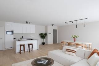 Welkom in residentie Rembrandt, waar je elke dag geniet van het leven. Dit instapklare appartement werd dan ook tot in de puntjes afgewerkt en is volledig instapklaar. Een zorgeloze verhuis verzekerd en dat meteen bij akte!<br /><br />Dit appartement telt 2 slaapkamers, een ruime badkamer, een perfect uitgeruste keuken met eiland en riant zuidgericht terras van 18m²  met zicht op de prachtige binnentuin.<br />Dit appartement is beschikbaar aan 6% btw, zowel als investering als eigen bewoning. Dit betekent een voordeel van minstens €40.700 op jouw aankoop!<br /><br />Klinkt dit helemaal als jouw ding? Het appartement kan vrij bezocht worden. Een afspraak inplannen kan eenvoudig via <u>verkoop@steenoven.be</u> of 051 26 84 00
