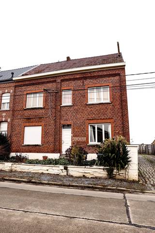VIVRE DANS LA NOSTALGIE AU CŒUR DU PAJOTTENLAND RURAL. Cette construction semi-ouverte avec allée partagée menant au bâtiment arrière et grand...
