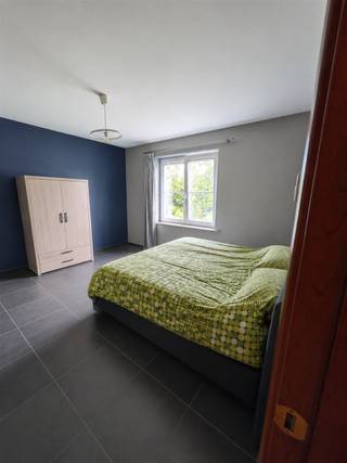 <p>Dellaertsdreef 2C bus 3 – Evergem (Sleidinge)</p><p>Dit recent en energiezuinig appartement op de eerste verdieping geniet van een uitstekende centrale ligging in Sleidinge. Winkels, horeca, openbaar vervoer en andere dagelijkse voorzieningen bevinden zich op wandelafstand.</p><p>Interesse? Vul het contactformulier in met jouw telefoonnummer en gegevens om een bezoekmoment in te plannen.<br />Onmiddellijk vrij, start voorzien op 01/09/2026</p><p>Dankzij de vele ramen is het appartement bijzonder lichtrijk en geniet u van een aangenaam, open uitzicht. De ruime leefruimte sluit aan op de moderne, volledig ingerichte keuken met recente toestellen en aansluitende berging. Vanuit de leefruimte heeft u toegang tot het balkon.<br />Het appartement beschikt over twee slaapkamers, een ruime badkamer met bad en een afzonderlijk toilet. Bovendien is een garage met elektriciteitsvoorziening inbegrepen, ideaal voor extra comfort en bergruimte.</p><p>Indeling:</p><p>Inkomhal<br />Lichtrijke leefruimte<br />Open, ingerichte keuken met recente toestellen<br />2 slaapkamers<br />Badkamer met bad<br />Afzonderlijk toilet<br />Balkon <br />Garage met elektriciteit</p><br /><p>Recent appartement (bouwjaar 2007)<br />EPC-label A<br />Energiezuinig dankzij warmtepomp<br />Veel natuurlijke lichtinval<br />Centrale ligging in Sleidinge<br />Winkels, horeca en openbaar vervoer op wandelafstand<br />Garage inbegrepen</p><p>Een ideaal appartement voor wie op zoek is naar comfortabel en energiezuinig wonen op een rustige, maar uiterst centrale locatie.</p><br />