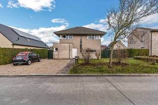 <p>In een zeer gegeerde rustige en kindvriendelijke wijk in Petegem aan de Leie bevindt zich deze leuke villa uit 2006, op een boogscheut van scholen, winkels, E 17 station en centrum van Deinze. </p><p></p><p>De woning staat op een perceel van 604 m², heeft een bewoonbare oppervlakte van 163 m² en beschikt over een ruime oost gerichte tuin. Binnenin ontdekt u een inkomhal die de trap huist en verder voorzien is van een gastentoilet, een lichtrijke leefruimte met open keuken met zicht op de tuin. De keuken is volledig uitgerust en dus voorzien van het nodige comfort. Aanpalend is er een praktische technische berging met alle nodige aansluitingen. </p><p></p><p>Op het gelijkvloers is er eveneens een ruimte voorzien dat op heden gebruikt wordt als bureel maar perfect ook een speelkamer kan zijn voor de kinderen. </p><p>Op de eerste verdieping zijn er drie volwaardige slaapkamers, een praktische dressing, apart toilet en twee badkamers waarvan één voorzien van dubbele lavabo en ligbad en de tweede van een douche en lavabo. </p><p></p><p>Deze woning combineert ruimte, rust en functionaliteit, waardoor ze bijzonder geschikt is voor gezinnen die comfortabel en in een fantastische buurt willen wonen. </p><p></p><p>De vermelde prijs betreft een richtprijs. De eigenaar-verkoper behoudt zich steeds het recht voor om een bod al dan niet te aanvaarden. </p><p>Interesse? Schrijf je in via info@vastgoed-schepens.be voor de bezoekmomenten op 3 en 7 maart!</p>