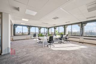 Excellently located office space of 250 m² with fast access to E40 (3 km) and E17 (1.5 km), as well as the R4 (3 km). Gent-St-Pieters railway station is approximately 2.5 km away, and bus stops and tram line 4 can be found within less than 1 km. <br /><br />The office building is located in green surroundings overlooking the Scheldt and offers both underground and above-ground parking facilities. There is also ample bicycle storage available. The space is available immediately and offers alternative office spaces with areas of up to 1,188 sqm in addition to the 250 sqm.<br /><br />For more information or to schedule a visit, please do not hesitate to contact PANORAMA B2B GENT KANTOREN.<br />We will be happy to provide you with additional (technical) information, detailed plans or a site visit without any obligation. Call us on 0477 44 39 30.