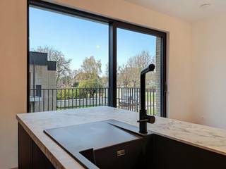 Cet appartement neuf moderne situé au Schranshoevelaan 8, Bâtiment C, boîte 1.3 dispose d’un séjour spacieux et lumineux avec cuisine...