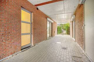 <p><span>Instapklaar gelijkvloers appartement met tuin nabij het centrum van Edegem Op zoek naar comfortabel wonen zonder zorgen? Dit gezellige gelijkvloerse appartement ligt op wandel- en fietsafstand van het centrum van Edegem en beschikt over een aangename privétuin met terras. Het appartement wordt volledig gemeubeld verhuurd en is onmiddellijk instapklaar. De lichtrijke leefruimte, uitgeruste keuken en comfortabele slaapkamer zorgen ervoor dat u zich meteen thuis voelt. Extra roef is de tweede kamer, die aangepast wordt aan de wensen en behoeften van de huurder. Heeft u nood aan een bureau, hobbyruimte, dressing of extra slaapkamer? Samen bekijken we de ideale invulling. Het concept is eenvoudig: u komt binnen met uw valies en kunt meteen starten met wonen. Geen verhuisstress, geen aankoop van meubels, gewoon genieten van een volledig uitgeruste woonst op een uitstekende locatie. Troeven: ·Gelijkvloers appartement ·Nabij centrum Edegem ·Privétuin met terras ·Volledig gemeubeld ·Flexibel in te richten tweede kamer ·Instapklaar: enkel uw valies meebrengen Interesse? Neem gerust contact op voor meer informatie of een bezoek. </span></p>