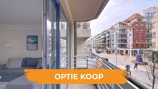 Idéalement situé, dans la rue commerçante animée de Nieuport-Bains et à deux pas de la digue et de la plage, se trouve cet appartement lumineux doté d’une agréable terrasse orientée au sud.<br />Composition : hall d’entrée, toilette séparée, salle de bains avec baignoire et lavabo, deux chambres donnant chacune accès à la spacieuse terrasse, cuisine équipée avec débarras, ainsi qu’un séjour convivial avec coin repas et salon. À l’avant se trouve une seconde terrasse. La résidence dispose d’un local à vélos commun.
