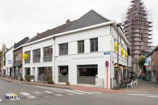 Uniek handelspand/opbrengsteigendom met ruime woonst op toplocatie in het centrum van Merchtem!In het bruisende hart van Merchtem bevindt zich dit...