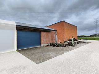 Mooie loods van 190² (9m x 10m) + 2 aparte compartimenten van elk 50m² gelegen aan de verbindingsweg Pittem - Meulebeke. <br />Deze unit heeft aan de voorkant een automatische inrijpoort (4,26m breed - 3,08m hoog). <br /><br />Technische gegevens: <br />- vrije hoogte van 5m<br />- werkende binnenverlichting<br />- elektrisch bediende sectionaalpoort<br /><br />Buiten zijn er parkeerplaatsen voorzien (geen stockage)<br /><br />Nutsvoorzieningen: <br />- elektriciteit: 3 x 220V<br /><br />Beschikbaar vanaf 01/10/2026<br />Huurprijs exclusief BTW.