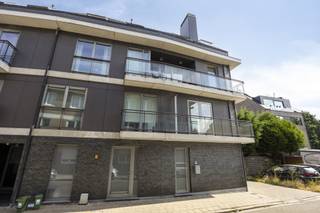 <p>Aan de Strombeeksesteenweg in Koningslo-Vilvoorde vind je deze verzorgde duplex-appartement, ingericht over twee bouwlagen en instapklaar. </p><p>De ligging combineert een rustige, residentiële omgeving met de nabijheid van de stad: winkels, scholen, openbaar vervoer, sportfaciliteiten en invalswegen liggen allemaal op wandel- of fietsafstand, ideaal voor wie stadscomfort zoekt zonder de drukte. </p><p> </p><p>Op het gelijkvloers van de duplex bevinden zich de private vertrekken: een ruime slaapkamer van 12 m², een volledig uitgeruste badkamer van 10 m² met zowel bad als douche, dubbele lavabo en apart gastentoilet, aangevuld met een praktische wasplaats van 6 m², een vestiaire van 4 m², een afzonderlijk toilet en een extra bergruimte. Een nachthal van 8 m² verbindt deze ruimtes op een logische manier. </p><p>Op de bovenverdieping speelt het leven zich af in een lichtrijke woonkamer van 45 m², die aansluit op een volledig geïnstalleerde keuken van 10 m², uitgerust met inductiekookplaat, combi-oven, vaatwasser, koelkast en diepvriezer. Vanuit deze verdieping geniet je bovendien van een terras van 5 m², georiënteerd op het oosten, perfect voor een rustig moment in de ochtendzon. </p><p> </p><p>Belangrijk!:</p><p>- De syndicuskosten bedragen 166 euro per maand</p><p>- EPC = B;</p><p>- Volledig asbestveilig;</p><p>- Elektriciteit is conform</p><p>- Er is een huurgarage aan de overkant die kan worden overgenomen!</p><p> </p><p>Dankzij de centrale ligging in Vilvoorde, met station, openbaar vervoer en invalswegen binnen handbereik, is dit een instapklare woning voor wie stedelijk wonen combineert met rust en gemak. Nieuwsgierig geworden? Plan je bezoek via onze website!</p>