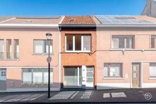Vandaag nemen we je mee naar deze te renoveren rijwoning in het centrum van Bornem. Winkels, openbaar vervoer en scholen bevinden zich op wandelafstand. <br /><br />We komen binnen via een inkomhal die toegang geeft tot de woonkamer met aansluitend meerdere ruimtes die je kan renoveren tot keuken en eetruimte.<br />Verder bevindt er zich op het gelijkvloers een gastentoilet.<br /><br />Wanneer we de trap naar boven nemen bereiken we de eerste verdieping die toegang geeft tot de eerste slaapkamer. In de badkamer vinden we een douche in bad en een lavabo terug. Verder voorziet de eerste verdieping in een tweede toilet.<br /><br />Alsook een keuken kunnen we terugvinden op deze verdieping.<br /><br />Verder vinden we een tweede slaapkamer terug op de tweede verdieping die je kan bereiken via een vaste trap.<br /><br />Bovendien is er een aangename tuin met terras aanwezig waar je aangenaam kan genieten van een aperitiefje.<br />De tuin kan je ook via een trap vanop de eerste verdieping bereiken.<br /><br />Mits het plaatsen van een gascondensatieketel, kan je het EPC-label D bereiken.<br /><br />Heb je interesse in deze te renoveren woning?<br />Neem gerust contact op via roy@julimmo.be of 0498 62 74 71.