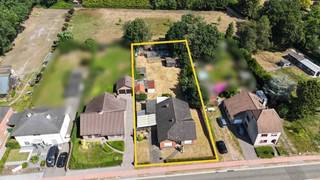 Landelijk gelegen woning op een perceel van 15 are, 23m straatbreedte

Landelijk gelegen woning in Lommel (Gelderhorsten)
Op een prachtige, rustige locatie in Gelderhorsten vinden we deze degelijk gebouwde woning op een mooi perceel van 15 are 35 ca. Het perceel heeft een breedte van circa 23 meter en een diepte van maar liefst 75 meter, wat tal van mogelijkheden biedt.
De woning beschikt momenteel over 3 slaapkamers en vormt een uitstekende basis voor wie op zoek is naar een karaktervolle woning die nog naar eigen smaak kan worden gemoderniseerd. Enkele renovatiewerken, waaronder een verbetering van het EPC, zijn aangewezen. Met een doordachte renovatie creëert u hier echter een unieke thuis waar ruimte, rust en wooncomfort centraal staan. Boven de woning bevindt zich een grote zolder. De wagen kan erg praktisch geparkeerd worden in de inpandige garage of garagebox. 
Dankzij de royale perceeloppervlakte leent deze eigendom zich bovendien uitstekend voor een mooie uitbreiding van de bestaande woning.
Bent u op zoek naar landelijk wonen in een groene en rustige omgeving? Contacteer ons dan gerust voor meer informatie of een bezichtiging via dirk@immonovas.be of 0477 35 18 44.
Een unieke kans voor wie ruimte en rust weet te waarderen!