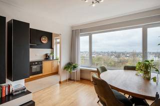 Dit ruime en lichtrijke appartement van 87 m² op de 9de verdieping onderscheidt zich meteen door het open, panoramische uitzicht over Antwerpen. In de leefruimte valt ’s avonds de zon binnen, waardoor het licht langzaam over de skyline schuift en een warme, ontspannen sfeer creëert. Aan de rustige achterzijde zorgen de slaapkamers dan weer voor een zachte start van de dag dankzij de ochtendzon.<br /><br />Het appartement ligt in een aangename en veilige buurt die rust combineert met een bijzonder praktische ligging. Winkels en openbaar vervoer bevinden zich op wandelafstand, en de vlotte verbinding met zowel het centrum als de autosnelwegen maakt het dagelijkse verplaatsen eenvoudig. Het gebouw zelf is gezond en uitstekend beheerd. De maandelijkse lasten bedragen 170 euro. Meer details hierover vindt u bij de bijzonderheden onderaan.<br /><br />Praktische indeling &amp; nette afwerking<br />Het appartement heeft een logische en functionele indeling: inkomhal, leefruimte met open keuken, badkamer, apart toilet en twee slaapkamers. Alles is netjes en goed onderhouden, wat zorgt voor een direct instapklaar gevoel.<br /><br />Troeven<br />EPC B<br />Geen asbest<br />Gebouw uitstekend onderhouden<br />Privatieve kelderberging<br />Gemeenschappelijke fietsenstalling<br /><br />Bijzonderheden<br />De vaste kosten bedragen 170 €/maand, inclusief verwarming, water, syndicus, liftgebruik en conciërge, bijzonder schappelijk voor een gebouw met dit comfortniveau.