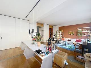 <p><strong><span>SCHAERBEEK – Nabij het Gaucheretplein | LOFT met 1 slaapkamer ±78 m²</span></strong></p>
<p><strong><span>Een echte aanrader!</span></strong><span> Ontdek dit charmante appartement op de 1e verdieping van een gerenoveerd gebouw, gelegen in een rustige en residentiële omgeving, vlak bij het Gaucheretplein en alle voorzieningen, het stadscentrum en groene ruimtes.</span></p>
<p><span>Het appartement bestaat uit een </span><strong><span>inkomhal</span></strong><span>, een aangename </span><strong><span>leefruimte</span></strong><span>, een </span><strong><span>volledig uitgeruste keuken</span></strong><span>, een </span><strong><span>slaapkamer</span></strong><span>, een </span><strong><span>gerenoveerde badkamer</span></strong><span> en een apart toilet.</span></p>
<p><span>Daarnaast beschikt het appartement over talrijke </span><strong><span>opbergmogelijkheden</span></strong><span>, een </span><strong><span>fietsenberging</span></strong><span> en </span><strong><span>individuele gasverwarming met condensatieketel en vloerverwarming</span></strong><span>. Individuele elektriciteitsmeter met dag- en nachttarief.</span></p>
<p><span>Het gebouw werd rond 2004 gerenoveerd en biedt een </span><strong><span>gezellige en familiale sfeer</span></strong><span>, met voornamelijk eigenaar-bewoners.</span></p>
<p><span>📍 </span><strong><span>Ideale ligging:</span></strong><span> rustige en residentiële buurt, vlak bij het Gaucheretplein, winkels, openbaar vervoer en alle lokale voorzieningen.</span></p>
<p><span>💰 </span><strong><span>Huurprijs: €1.150/maand</span></strong><br /><span>➕ </span><strong><span>Gemeenschappelijke lasten: €100/maand</span></strong><br /><span>🔥 Gas en elektriciteit zijn ten laste van de huurder.</span><br /><span>🚗 Mogelijkheid om een </span><strong><span>parkeerplaats te huren als optie</span></strong><span>, onder voorbehoud van beschikbaarheid, voor </span><strong><span>€120/maand</span></strong><span>.</span></p>
<p><span>📅 </span><strong><span>Binnenkort beschikbaar</span></strong><span>, idealiter vanaf midden oktober / 1 december.</span></p>
<p><strong><span>Bezoeken uitsluitend op afspraak.</span></strong></p>
<p><strong><span>Olivier Halleux – We Invest Bruxelles-Europe</span></strong><br /><span>📞 </span><strong><span>+32 486 688 625</span></strong><br /><span>✉️ </span><strong><span>olivier.halleux@weinvest.be</span></strong></p>
<p><span>Een warm en functioneel appartement, ideaal voor een alleenstaande of een koppel dat op zoek is naar een comfortabele woning in een praktische en goed gelegen buurt van Schaarbeek.</span></p>