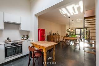 In een rustige straat in het bruisende Gent bevindt zich deze charmante, volledig gerenoveerde gemeenschapswoning met een privatief karakter en gedeelde voorzieningen.<br /><br />Een woning met karakter en potentieel<br /><br />De woning werd in 2021 volledig gerenoveerd en straalt vandaag kwaliteit en comfort uit. Ze beschikt over een lichte leefruimte met open keuken, waar een nieuwe Velux zorgt voor natuurlijke lichtinval en een aangename sfeer. De leefruimte staat rechtstreeks in verbinding met een privatief terras, ideaal om van het zonnetje te genieten.<br /><br />De woning heeft momenteel twee slaapkamers, waarvan één ingericht is als grote opbergruimte op de tweede verdieping. Deze ruimte biedt de mogelijkheid om er een zeer ruime slaapkamer van te maken of ze op te splitsen in twee aparte kamers, afhankelijk van uw noden. Bovenaan is er nog een zolderruimte, perfect als opslagruimte.<br /><br /><u><strong>Indeling van de woning</strong></u><br />• Gelijkvloers: lichtrijke leefruimte met open keuken, toegang tot privatief terras<br />• 1e verdieping: master bedroom, moderne badkamer met inloopdouche en dubbele lavabo<br />• 2e verdieping: grote open ruimte met potentieel voor extra slaapkamer(s)<br />• Zolder: handige opbergruimte<br /><br /><u><strong>Gemeenschappelijke troeven</strong></u><br /><br />Via een gemeenschappelijke poort bereik je de woninggemeenschap, die deel uitmaakt van een groter woonerf. Je geniet van een gemeenschappelijke stadstuin, gedeeld met andere bewoners, waar verbondenheid en privacy hand in hand gaan.<br />• Geen syndicus, maar wel een kleinschalige gemeenschap<br /><br /><strong><u>Troeven van deze woning</u></strong><br />• Volledige renovatie in 2021<br />• Instapklaar en modern afgewerkt<br />• Bewoonbare oppervlakte: 115 m²<br />• 2 ruime slaapkamers<br />• Mogelijkheid tot extra kamers op de 2e verdieping<br />• Extra zolderruimte voor opslag<br />• Uitgeruste badkamer met inloopdouche en dubbele badkamer<br />• Privaat terras<br />• Gedeelde tuin<br />• Perfect voor starters, koppels, gezinnen of investeerders<br /><br />Deze woning biedt een uitstekende combinatie van wooncomfort, ruimte en toekomstgerichte mogelijkheden.<br />Interesse? Contacteer ons en ontdek zelf het potentieel van dit pand!