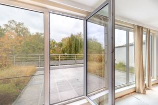 Dit prachtige appartement is gelegen in een kleinschalig gebouw bestaande uit 6- woongelegenheden.Bij het betreden van het appartement komt u in een...