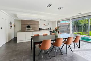 Sommige woningen zijn prachtig.<br /><br /><strong>Deze woning laat je dromen.</strong><br /><br />Je opent de gigantische schuiframen, schenkt een glas wijn in en kijkt uit over de <strong>moderne zwemvijver</strong>, terwijl de avondzon de tuin in een warme gloed zet. Onder de <strong>overdekte veranda met barbecuehoek</strong> geniet je met familie en vrienden van lange zomeravonden. Hier voelt thuiskomen elke dag als vakantie.<br /><br />Welkom in een exclusieve designwoning waar<strong> licht, ruimte en rust</strong> perfect samenkomen. De indrukwekkende leefruimte vormt samen met de <strong>luxueuze designkeuken</strong> het absolute hart van de woning. Koken, tafelen en ontspannen gebeuren hier met een fenomenaal uitzicht op de prachtig aangelegde tuin.<br /><br />Ook de rest van de woning straalt kwaliteit uit. Een stijlvolle badkamer met <strong>royale inloopdouche</strong> en <strong>vrijstaand ligbad</strong>, <strong>3 ruime slaapkamers</strong>, een praktische wasplaats, een <strong>garage</strong>, een <strong>extra autostaanplaats</strong> én een <strong>ruime zolder met vaste trap</strong>, klaar om ingericht te worden als extra slaapkamers, een master suite, bureau of hobbyruimte.<br /><br />De rustige, residentiële ligging combineert maximale privacy met een uitstekende bereikbaarheid. Winkels, scholen en belangrijke invalswegen bevinden zich op slechts enkele minuten. Bovendien geniet je van een <strong>energiezuinig EPC B</strong>, <strong>conforme elektriciteit</strong> en een <strong>asbestveilige woning</strong>.<br /><br /><strong>Hier koop je geen woning. Hier koop je de manier waarop je de komende twintig jaar wilt leven.<br /><br />Ik nodig je graag persoonlijk uit om deze uitzonderlijke woning te ontdekken. Bel Alexander van OC Vastgoed op 0476 62 30 37 en ervaar zelf waarom je op deze woning verliefd wordt vanaf het eerste uitzicht.</strong><br /><br />CV: aardgas <br />EPC: 183 kWh/m²jaar (B-label) – Bruto vloeroppervlakte: 325 m<sup>2</sup> volgens het EPC-attest (excl. kelder en garage) - Oppervlakte perceel: 625 m<sup>2</sup><br />Stedenbouwkundige inlichtingen: woongebied, bouwvergunning, geen verkavelingsvergunning, geen voorkooprecht, geen rechterlijke herstelmaatregel of bestuurlijke maatregel opgelegd.<br />Geen overstromingsgevoelig gebied: P-score: A, G-score: A.<br />Geen renovatieverplichting.