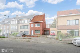 In een rustige straat doch op wandelafstand van het centrum bevindt zich deze ruime te renoveren woning. De woning biedt u op het gelijkvloers een inkomhal, een lichtrijke living, een spender, een keuken, een wasplaats/berging en een apart toilet. Op de eerste verdieping zijn er 3 slaapkamers waarvan 2 grote en 1 kleinere en een badkamer met lavabo en bad/douche. De ruime zolder is te bereiken via een schuiftrap maar kan in de toekomst perfect ingericht worden naar eigen smaak. Achter de woning bevinden zich nog twee ruime garages en een extra bergruimte, die eveneens dienst kunnen doen als opslagruimte.. Naast de woning is er plaats voor meerdere wagens. De ramen zijn voorzien van dubbele beglazing en rolluiken. Elektrische verwarming. Airco units aanwezig in de living en slaapkamer. In de directe omgeving van winkels, openbaar vervoer en school. Goede verbinding naar N16 en E17. Kortom, een ideale aankoop voor wie graag de handen uit de mouwen steekt.
