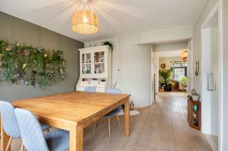 [[ DIT PAND NEEMT DEEL AAN DE ERA OPEN HUIZEN DAG OP 13/6 VAN TOT ]]
<p>Te koop: gezellig appartement in het centrum van Mechelen, op wandelafstand van winkels en scholen.</p>

<p> </p>

<p>Dit gesloten appartement, gebouwd in 1988, biedt een comfortabele indeling en een uitstekende ligging. Dankzij het overdekte terras geniet je het hele jaar door van buitenruimte, ongeacht het weer. Met een EPC-label B is het energiezuinig en klaar voor de toekomst. De centrale locatie zorgt voor vlotte verbindingen naar het treinstation en invalswegen.</p>

<p> </p>

<p>Belangrijkste ruimtes:<br />• Woonkamer met veel lichtinval en directe toegang tot het terras<br />• Eetkamer aansluitend op de woonkamer<br />• Keuken met dubbele spoelbak, vaatwasser, dampkap, microgolfoven, koelkast, diepvries en oven<br />• Twee slaapkamers<br />• Badkamer met ligbad, wastafel in meubel, aansluiting voor wasmachine en droogkast<br />• Apart toilet<br />• Inkomhal<br />• Zolder<br />• Overdekt terras</p>

<p> </p>

<p>Troeven:<br />• Centrale ligging in het hart van Mechelen<br />• Overdekt terras voor het hele jaar door gebruik<br />• Energiezuinig met EPC-label B</p>

<p> </p>

<p>Neem vandaag nog contact op met je ERA-makelaar voor een bezoek.</p>

<p> </p>

<p>JOUW DROOMAPPARTEMENT. ZO GEVONDEN!</p>