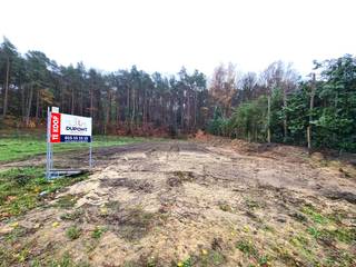 Prachtig gelegen bouwgrond met uitzicht op een bos, dus gegarandeerd groen zicht. Rustige ligging met nabijheid van Aarschot centrum, winkels, scholen en openbaar vervoer. Zeer mooie omgeving voor liefhebbers van rust, wandelen of mountainbiken. <br />De bouwloten zijn reeds verkaveld. Grenspalen zijn aangeduid op het perceel.<br />LAATSTE LOT beschikbaar, reeds 75% verkocht!<br /><br />Deze bouwgrond heeft een zuid oriëntatie.<br />Oppervlakte van 869m²<br />Perceelsbreedte 15,09m<br /><br />Zeer mooie bouwmogelijkheden voor een open bebouwing:<br />- Gevel breedte 10m<br />- gelijkvloers 15m bouwdiepte<br />- 1ste verdiep 12m bouwdiepte<br />- max kroonlijsthoogte 6 tot 6,5m<br />- terras 30m²<br />- Bijgebouw mogelijk 40m²<br /><br />Vraagprijs 222.000 euro<br /><br />Informeer u naar de bouwvoorschriften op ons kantoor: Dupont Vastgoed 015 15 15 15