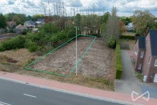 <p><span>Op zoek naar een mooie bouwgrond in Beringen om jouw eigen woning te realiseren? Aan de Nieuwendijk bieden we dit ruime perceel van maar liefst </span><strong><span>5a33ca</span></strong><span> aan.</span></p>
<p>Het perceel bestaat uit lot 3 (3a83ca), bestemd als bouwlot voor halfopen bebouwing, aangevuld met lot 4 (1a50ca) als achterliggende grond.</p>
<p>De verkavelingsvoorschriften voorzien in de mogelijkheid om een volwaardige eengezinswoning in halfopen verband te bouwen. Op het gelijkvloers is een maximale bouwdiepte van 17 meter toegestaan en op de verdieping 10 meter. De kroonlijsthoogte bedraagt maximaal 6 meter en de voorgeschreven dakhelling bedraagt 40°.</p>
<p>De woning wordt ingeplant op 5,50 meter achter de rooilijn van de Nieuwendijk. De achterliggende grond zorgt bovendien voor extra buitenruimte en draagt bij aan het ruime karakter van het perceel.</p>
<p><span>De omgeving bestaat hoofdzakelijk uit open en halfopen woningen en de percelen zijn gelegen aan een voldoende uitgeruste weg. </span></p>
<p><span>Een mooie kans voor wie zelf wil bouwen en daarbij graag beschikt over een perceel met voldoende ruimte voor een aangename tuin.</span></p>
<ul>
<li><span>Nieuwendijk, 3582 Beringen</span></li>
<li>5a33ca</li>
<li><span>Halfopen bebouwing</span></li>
<li><span>Verkavelingsvoorschriften beschikbaar</span></li>
</ul>
<p><span>Wil je meer weten over dit bouwperceel of de verkavelingsvoorschriften? </span>Lieselotte<span> helpt je graag verder.</span></p>
<p><strong><span>Lieselotte Luyten – 0493 56 87 30</span></strong></p>
<p><strong><span>We Invest Demervallei</span></strong><br /><em><span>Vastgoed Anders Bekeken</span></em></p>