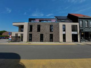 Ontdek dit exclusieve nieuwbouwproject in het centrum van Assenede, op de hoek van de Diederikstraat en de Kriekerijstraat. Dit kleinschalige project omvat vijf stijlvolle appartementen en twee moderne woningen, waarbij comfort, energiezuinigheid en een hoogwaardige afwerking centraal staan. Elke entiteit beschikt over een private parkeerplaats en bewoners kunnen gebruikmaken van een gemeenschappelijke fietsenberging. Bovendien krijgt u als koper nog de vrijheid om zowel de keuken als de badkamermeubels volledig naar eigen smaak samen te stellen, zodat uw nieuwe thuis perfect aansluit bij uw persoonlijke woonwensen.<br /><br />Exclusief wonen op het hoogste niveau. Dit prachtige penthouse beschikt over een bewoonbare oppervlakte van 134,76 m² en combineert een royale leefruimte met open keuken, 2 ruime slaapkamers en een overvloed aan natuurlijk licht.<br /><br />De absolute blikvanger zijn de drie prachtige terrassen, samen goed voor 45,54 m², georiënteerd naar verschillende windrichtingen. Hierdoor geniet u de hele dag door van zon én schaduw.<br /><br />Bereikbaar met de lift vormt dit penthouse een unieke woongelegenheid voor wie op zoek is naar luxe, comfort en een uitzonderlijke buitenbeleving.<br /><br />Meer info of een bezoek? Bel WIJSvastgoed +32 9 395 80 10 !