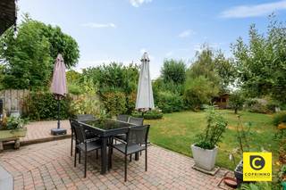 <p><span>Instapklare halfopen bebouwing met 4 slaapkamers, bureau en zuidwestgerichte tuin in centrum van Aartselaar</span></p><p><span> </span></p><p><span>Deze verzorgde en goed onderhouden halfopen bebouwing combineert ruimte, comfort en energiezuinigheid op een uitstekende locatie in Aartselaar. De woning staat op een mooi zuidwest georiënteerd perceel van 610 m² en beschikt over maar liefst 4 slaapkamers, een extra bureaukamer, een ruime garage en een oprit voor meerdere wagens.</span></p><p><span>Dankzij de 17 zonnepanelen in combinatie met een thuisbatterij en de aanwezige airco’s geniet u bovendien van hedendaags wooncomfort.</span></p><p><span> </span></p><p><span>Indeling:</span></p><p><span>Gelijkvloers</span></p><p><span>Bij binnenkomst valt meteen de lichtrijke en aangename leefruimte op. De open indeling zorgt voor een mooie verbinding tussen de woonkamer, eetruimte, keuken en de veranda/uitbouw.</span></p><p><span>De gezellige leefruimte is uitgerust met airconditioning. De open keuken is volledig ingericht en voorzien van de nodige toestellen. Aansluitend bevindt zich een praktische berging met douche, ideaal als extra bergruimte of voor dagelijks gebruik.</span></p><p><span>Via de grote schuiframen komt u rechtstreeks op het zonnige terras en in de verzorgde tuin. Dankzij de zuidwestelijke oriëntatie kunt u hier optimaal genieten van de zon. De tuin biedt bovendien veel privacy en vormt een heerlijke plek om te ontspannen, te spelen of gezellig samen te zijn met familie en vrienden.</span></p><p><span>Verder bevinden zich op het gelijkvloers een gastentoilet, ruime garage en een brede oprit met plaats voor meerdere wagens.</span></p><p><span> </span></p><p><span>Eerste verdieping</span></p><p><span>Op de eerste verdieping bevinden zich twee ruime slaapkamers voorzien van airco, naast een volledig uitgeruste badkamer met ligbad, lavabomeubel en toilet.</span></p><p><span>Daarnaast is er een veelzijdige extra ruimte die perfect dienst kan doen als bureaukamer, babykamer of dressing.</span></p><p><span> </span></p><p><span>Tweede verdieping</span></p><p><span>De tweede verdieping omvat nog twee volwaardige slaapkamers, waardoor de woning in totaal beschikt over vier slaapkamers. Ideaal voor een gezin, thuiswerk of wie nood heeft aan extra ruimte.</span></p><p><span> </span></p><p><span>Overzicht werken:</span></p><ul><li><span>Veranda/ uitbouw: 1999</span></li><li><span>Nieuwe verwarmingsketel= 2010</span></li><li><span>Ramen, garagepoort vernieuwd in 2013 </span></li><li><span>Plaatsen zonnepanelen: 17 stuks: 2016</span></li><li><span>Plaatsen airco: 2020</span></li><li><span>Thuis batterij voor de zonnepanelen: 2022</span></li></ul><p><span> </span></p><p><span>Troeven</span></p><ul><li><span>Zeer goed onderhouden halfopen bebouwing van 1991</span></li><li><span>4 slaapkamers + bureaukamer</span></li><li><span>Lichtrijke leefruimte op het gelijkvloers</span></li><li><span>Open keuken met toestellen</span></li><li><span>Veranda/uitbouw van 1999</span></li><li><span>Veel natuurlijke lichtinval</span></li><li><span>17 zonnepanelen met thuisbatterij</span></li><li><span>Airconditioning aanwezig</span></li><li><span>Ruime garage</span></li><li><span>Oprit met plaats voor meerdere wagens</span></li><li><span>Zuidwest georiënteerd perceel van 610 m²</span></li><li><span>Verzorgde en privacyvolle tuin</span></li><li><span>Kruipkelder</span></li><li><span>Betonconstructie</span></li><li><span>Kindvriendelijke en centrale ligging</span></li><li><span>Op wandelafstand van het centrum van Aartselaar</span></li></ul><p><span> </span></p><p><span>Wacht niet te lang om deze woning te ontdekken. Een instapklare woning met zoveel ruimte en een zuidwestgerichte tuin op deze centrale ligging is bijzonder gegeerd.</span></p><p><span> </span></p><p><span> </span></p><p><span> </span></p><p><span> </span></p><p><span> </span></p><p><span> </span></p>