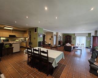 Half-open bebouwing met 3 slpks, mooie tuin en 2 garages. Ontdek deze charmante woning in de residentiële wijk Elshout, perfect gelegen in een...