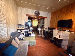 <p>Op zoek naar een woning die je volledig naar jouw eigen smaak kunt inrichten? Deze gesloten bebouwing in Gingelom, gelegen in een rustige doodlopende straat, biedt daarvoor alle mogelijkheden.</p><p>De woning beschikt over twee slaapkamers, een aangename binnenkoer en parkeergelegenheid voor de deur. De woning is toe aan modernisatie, maar vormt daardoor net een mooie kans voor wie graag zijn eigen accenten legt en van een huis écht een thuis wil maken.</p><p>De rustige ligging is een absolute troef. Je geniet hier van de gemoedelijke sfeer van Gingelom en het mooie Haspengouwse landschap, terwijl winkels, scholen en dagelijkse voorzieningen binnen handbereik liggen. Ook Sint-Truiden, Tienen en Hannuit zijn vlot bereikbaar.</p><p>Of je nu op zoek bent naar jouw eerste eigen woning, een gezellige thuis of een woning met potentieel: hier kan je jouw ideeën de vrije loop laten.</p><p>Steek jij graag de handen uit de mouwen? Contacteer dan snel Lauren van Gilles Vastgoed via 0468/ 486 127 of email haar via lauren@gillesvastgoed.be</p>