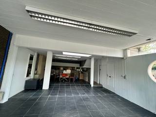 Deze unieke commerciële ruimte bevindt zich in een iconisch brutalistisch gebouw uit 1968 aan de Hundelgemsesteenweg 220 in Ledeberg (Gent). Met...