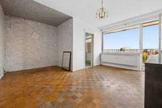 <p><strong>KOEKELBERG,</strong> studio met terras en mooi potentieel</p>
<p>Ontdek in Koekelberg deze studio van ±36 m², gelegen op de 7e verdieping van een gebouw uit 1970. De studio dient volledig gerenoveerd te worden en biedt een mooie opportuniteit om een interieur volledig naar eigen smaak te creëren of als eerste investering.</p>
<p>De leefruimte van ±22 m² geniet van aangenaam natuurlijk licht en beschikt over parket. Dankzij de indeling kan er eenvoudig zowel een zithoek als een slaapgedeelte worden ingericht. De leefruimte geeft toegang tot een terras van ±6 m², oostgericht en ideaal om van de ochtendzon te genieten.</p>
<p>Verder beschikt de studio over een aparte keuken van ±4,4 m², een badkamer en een inkomhal met vestiaire.</p>
<p>Een pand met mooi renovatiepotentieel, ideaal als eerste aankoop of als investering.</p>
<p>EPC: D+</p>
<p>7e verdieping:</p>
<p>• Inkomhal</p>
<p>• Vestiaire</p>
<p>• Leefruimte van ±22 m² met parket en slaapgedeelte</p>
<p>• Oostgericht terras van ±6 m²</p>
<p>• Keuken van ±4,4 m²</p>
<p>• Badkamer met bad, wastafel en toilet<br /><br />LASTEN: € 260 (gemeenschappelijke kosten, provisies voor verwarming en water) + € 10 algemeen reservefonds</p>