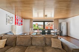 Dit royaal appartement van 113 m² bevindt zich op een topligging in Oostende, vlak bij het Maria Hendrikapark (“’t Bosje”), en combineert ruimte, licht en comfort.<br /><br />De indeling is als volgt: een inkomhal met afzonderlijk toilet, een bijzonder ruime en lichtrijke leefruimte met grote raampartijen en elektrische zonnewering, een volledig ingerichte keuken met directe toegang tot het zonnige terras, een praktische berging, twee volwaardige slaapkamers en een badkamer uitgerust met ligbad, wastafel en aansluiting voor een wasmachine.<br /><br />Dankzij de centrale ligging is het stadscentrum vlot bereikbaar, zowel met het openbaar vervoer als met de wagen.<br /><br />Het pand is op heden verhuurd waardoor het tevens een interessante investering vormt (€775 + €50 gemeenschappelijke kosten per maand).<br /><br />