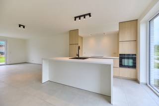 In de rustige en kindvriendelijke verkaveling <em><strong>Het Heldenkwartier</strong></em>, op de grens van Roeselare en Hooglede, realiseert Hectaar drie moderne nieuwbouwwoningen. Ze combineren een hedendaagse architectuur met een gezinsvriendelijke omgeving en een uitstekende bereikbaarheid. Bovendien liggen scholen, ziekenhuizen, winkels en recreatie binnen handbereik – ideaal voor zowel jonge gezinnen als actieve senioren.<br /><br />Deze woningen staan niet alleen garant voor comfortabel en kwalitatief wonen, maar vormen ook een slimme investering. Dankzij de ligging in een sterk ontwikkelende buurt, de grote vraag op de lokale huurmarkt en de duurzame, energiezuinige bouw, biedt dit project een stabiele en toekomstgerichte meerwaarde voor investeerders.<br /><br /><strong>Indeling van de woningen:</strong><br />Gelijkvloers: Inkomhal met gastentoilet, berging en een ruimte leefruimte met open keuken.<br />Verdieping: Nachthal met afzonderlijk toilet, drie volwaardige slaapkamers, aparte bergruimte en een ruime badkamer met ligbad, inloopdouche en dubbele lavabomeubel.<br /><br />Kies op vandaag nog de afwerking van uw woning naar eigen smaak voor de vloer, trap, binnendeuren, keuken en badkamer bij onze partnerleveranciers. <br /><br /><strong>Extra troeven:</strong>
<ul>
<li>Zorgeloos en duurzaam verwarmen via het warmtenet</li>
<li>Vloerverwarming op het gelijkvloers</li>
<li>Regenwaterput van 10.000L – aangesloten op toiletten, wasmachine en buitenkraan</li>
<li>Private parkeerplaats inbegrepen</li>
</ul>
Neem vandaag nog contact op voor meer informatie of plan een afspraak in voor een bezichtiging ter plaatse.