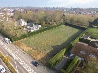 Dit perceel paart een residentieel, groen karakter aan een uitstekende bereikbaarheid.Volgens de huidige verkavelingsvoorschriften is het perceel bestemd voor een open bebouwing. Dankzij de enorme diepte van het terrein creëert u hier een oase van rust en privacy.Gelegen langs de Gentsesteenweg, een van de belangrijkste invalswegen van Eeklo, biedt dit perceel een ongeziene visibiliteit. Voor een zelfstandig ondernemer of een vrij beroeper (arts, architect, consultant) is dit de ideale kans om wonen en werken te combineren.Bouwpotentieel: - Maximaal 1 bouwlaag met een nuttig dakvolume.- Afmetingen: Een bouwdiepte van maximaal 15m en een bouwbreedte tot 3/5 van de perceelsbreedte (24m x 15m)- Zijdelingse bouwvrije strook min. 5m- Tuin: Behoud van het uitgesproken groene karakter met ruime parkeermogelijkheden vooraan en een exclusieve parktuin achteraanTroeven op een rij:- 40 meter straatbreedte- Totale oppervlakte: 3.421 m² - Bouwpotentieel: Mogelijkheid tot oprichting van een vrijstaand volume (24 x 15 m) - Locatie: Vlotte verbinding met het centrum van Eeklo en invalswegen- Uitstekende visibiliteit en bereikbaarheidNeem contact op met de dossierverantwoordelijke voor meer info op 0470 10 56 99 of elke.de.meyer@dewaele.com.De eigendom wordt aangeboden via de Power-sale formule. Van 26/06/2026 om 12:00 tot 31/07/2026 om 12:00 kan u de woning op afspraak komen bezichtigen en een bod uitbrengen. De vermelde prijs is een instelprijs. Voor meer info, gelieve contact op te nemen met de dossierverantwoordelijke.