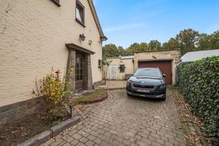 p een rustige en groene locatie in Nieuwkerken presenteren we deze charmante halfopen bebouwing met een <strong>uitstekende bereikbaarheid</strong> richting zowel het centrum als de invalswegen. De woning combineert <strong>rust, functionaliteit en comfort</strong>, ideaal voor wie wil genieten van het buitenleven zonder in te boeten aan mobiliteit.

<p>Op het <strong>gelijkvloers</strong> komen we binnen via de <strong>inkomhal (4m²)</strong> met <strong>apart gastentoilet</strong>. De <strong>lichtrijke leefruimte (28m²)</strong> vormt samen met de aanpalende <strong>keuken (12m²)</strong> – uitgerust met <strong>ingemaakte kasten, koelkast en kookplaat</strong> – een aangename leefzone met zicht op het terras. Naast de keuken bevindt zich nog een <strong>praktische bergruimte (4m²)</strong> met aansluitingen voor <strong>was- en droogmachine</strong> en bijkomende kastruimte. Buiten geniet je van een <strong>gezellig terras</strong> en is er bovendien een <strong>ruime garage / technische bergplaats (43m²)</strong>, ideaal voor stockage, hobby’s of fietsen.</p>

<p>Op de <strong>eerste verdieping</strong> brengt de nachthal ons naar <strong>twee slaapkamers (17m² en 9m²)</strong> die beide rechtstreeks toegang hebben tot de <strong>badkamer (6m²)</strong>, ingericht met <strong>ligbad en toilet</strong>.<br /><br /><strong>Bij deze verkoop is de renovatieverplichting van toepassing. De koper heeft 5 jaar de tijd om de woning energetisch te renoveren tot energielabel D of beter.</strong></p>

<p>Ben je op zoek naar een <strong>instapklare woning in een groene en vlot bereikbare omgeving</strong>? Dan is dit jouw kans!</p>