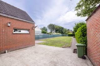 Deze ruime woning op een perceel van 637 m² biedt een sterke renovatiekans voor wie op zoek is naar een project met potentieel. Met 160 m² bewoonbare oppervlakte, drie slaapkamers en een gunstig EPC‑label, vormt dit pand een ideale basis om volledig naar eigen smaak te moderniseren.<br /><br />Indeling<br /><br />Gelijkvloers:<br />• Inkom<br />• Woonkamer<br />• Keuken<br />• Badkamer<br />• Veranda<br />• Garage + zolderruimte (32,7 m²)<br /><br />1ste verdieping:<br />• Trappenhal<br />• Slaapkamer 1 (27 m²)<br />• Slaapkamer 2 (12,6 m²)<br />• Slaapkamer 3 (11 m²)<br /><br /><br />Mis deze kans niet! Plan snel je bezoek en ontdek dit ruim pand zelf.<br />Voor alle foto's, attesten en plannen bezoek onze website : Albert.immo<br />0474 34 43 00<br />bart.gerardi@albert.immo<br />www.albert.immo