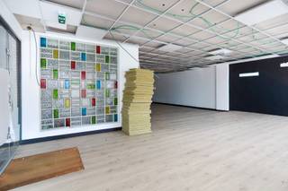 Op zoek naar een commerciële ruimte op een toplocatie in het centrum van Beveren? Dan is dit handelspand beslist iets voor u!Indeling: Grote...