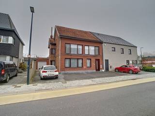 Instapklaar gelijkvloers appartement van 115m² met een binnenkoer/ terras en garage in het dorp van Rijmenam .Het appartement bestaat uit een...