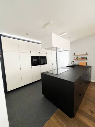 Energiezuinige open bebouwing met EPC B te Grobbendonk<br /><br />Bent u op zoek naar een moderne, instapklare en energiezuinige woning waar ruimte, comfort en buitenleven centraal staan? Dan is deze prachtige woning, gebouwd in 2012, zeker het ontdekken waard.<br /><br />Bij het binnenkomen wordt u meteen verwelkomd door een ruime en volledig open hal met aansluitend de leefruimte, waarin de keuken, eetruimte en zithoek mooi in elkaar overvloeien. De open indeling zorgt voor een aangenaam gevoel van ruimte en veel lichtinval, en vormt de ideale plek om gezellig samen te komen met familie en vrienden.<br /><br />Op het gelijkvloers beschikt de woning daarnaast over een ruim gastentoilet en een grote, praktische berging. Aansluitend bevindt zich onder de trap nog extra handige stockageruimte, waardoor er aan opbergruimte geen gebrek is.<br /><br />Op de eerste verdieping bevinden zich drie ruime slaapkamers. De grootste slaapkamer heeft een oppervlakte van maar liefst 20 m², terwijl de twee overige slaapkamers elk ongeveer 16 m² groot zijn en elektrische rolluiken hebben. Verder vindt u hier een badkamer die uitgerust is met een groot ligbad en een inloop douche en ingebouwde kast.<br /><br />Ook buiten heeft deze woning heel wat te bieden. Recent werd een moderne pergola geplaatst die zowel via de smartphone als met de bediening kan worden aangestuurd. Het dak en de zijwanden kunnen afzonderlijk worden geopend, waardoor u de pergola volledig kunt aanpassen aan de stand van de zon en de wind. Zo creëert u op elk moment de ideale plek om optimaal van uw tuin en het buitenleven te genieten.<br /><br />Aan de zijkant van de woning bevindt zich bovendien een ruim tuinhuis, ideaal voor het opbergen van fietsen, tuinmateriaal en andere spullen.<br /><br />Aan de voorzijde beschikt de woning over een brede carport en een ruime oprit, waardoor er voldoende plaats is voor meerdere wagens.<br /><br />Deze woning scoort bijzonder sterk op vlak van energie en comfort. Ze beschikt over een uitstekend energielabeL B en is uitgerust met 12 zonnepanelen.
